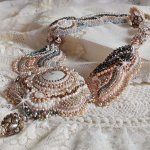 Plastron Angélique Marquise des Anges Haute-Couture brodé avec des pierres de gemmes et des cristaux de Swarovski